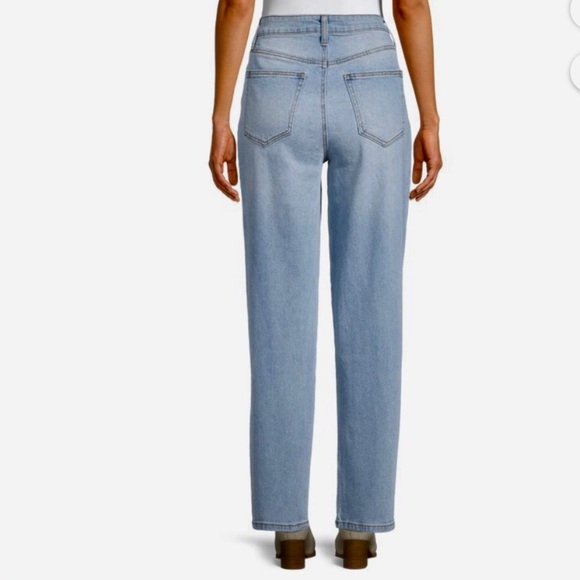 Celebrity Pink Juniors Vintage Inspired Light Wash Curvy Dad Jeans - Picture 2 of 10